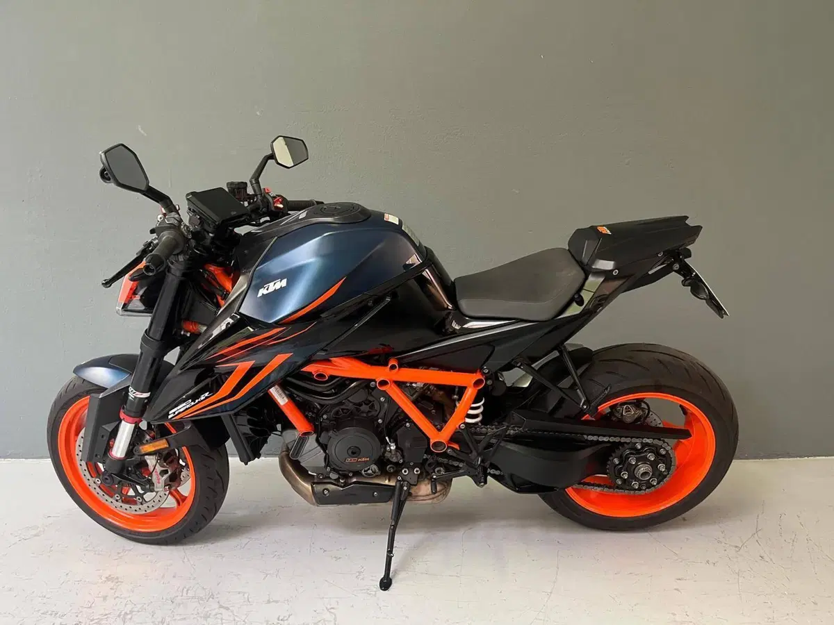 KTM 1290 Super Duke R (2022 - 23) (2)