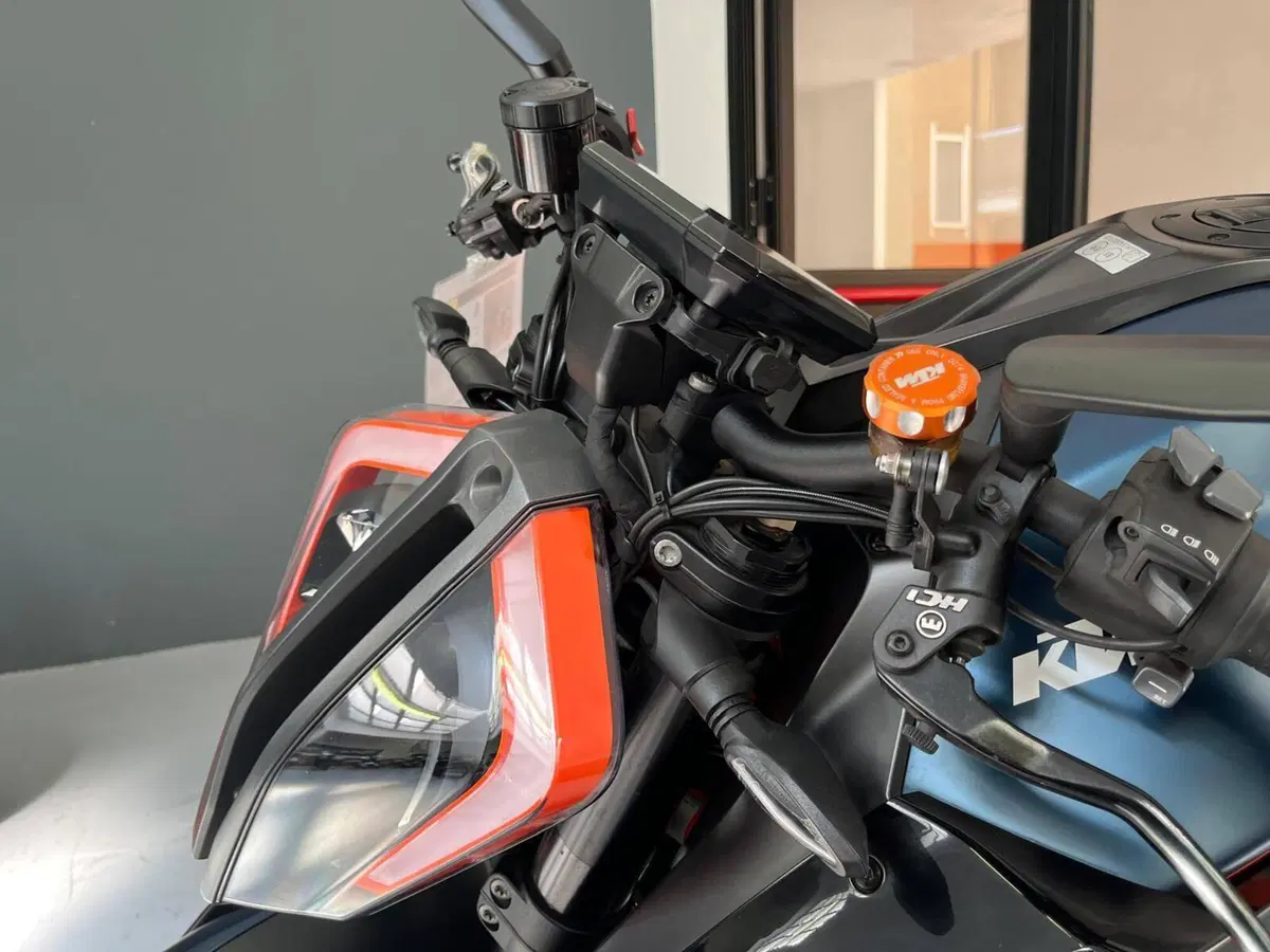 KTM 1290 Super Duke R (2022 - 23) (3)