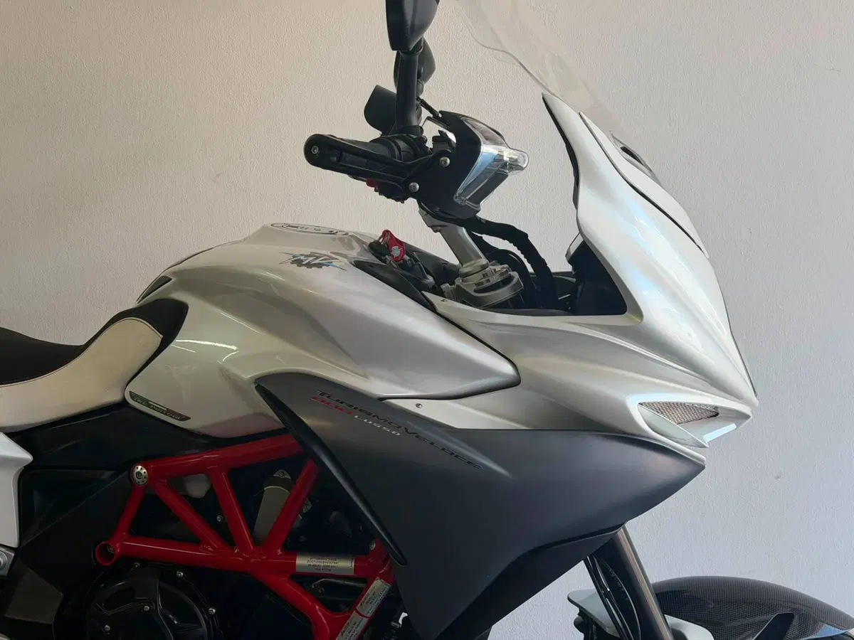 MV Agusta Turismo Veloce 800 Lusso (2014 - 16) (2)