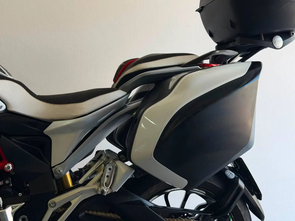 MV Agusta Turismo Veloce 800 Lusso (2014 - 16) (11)