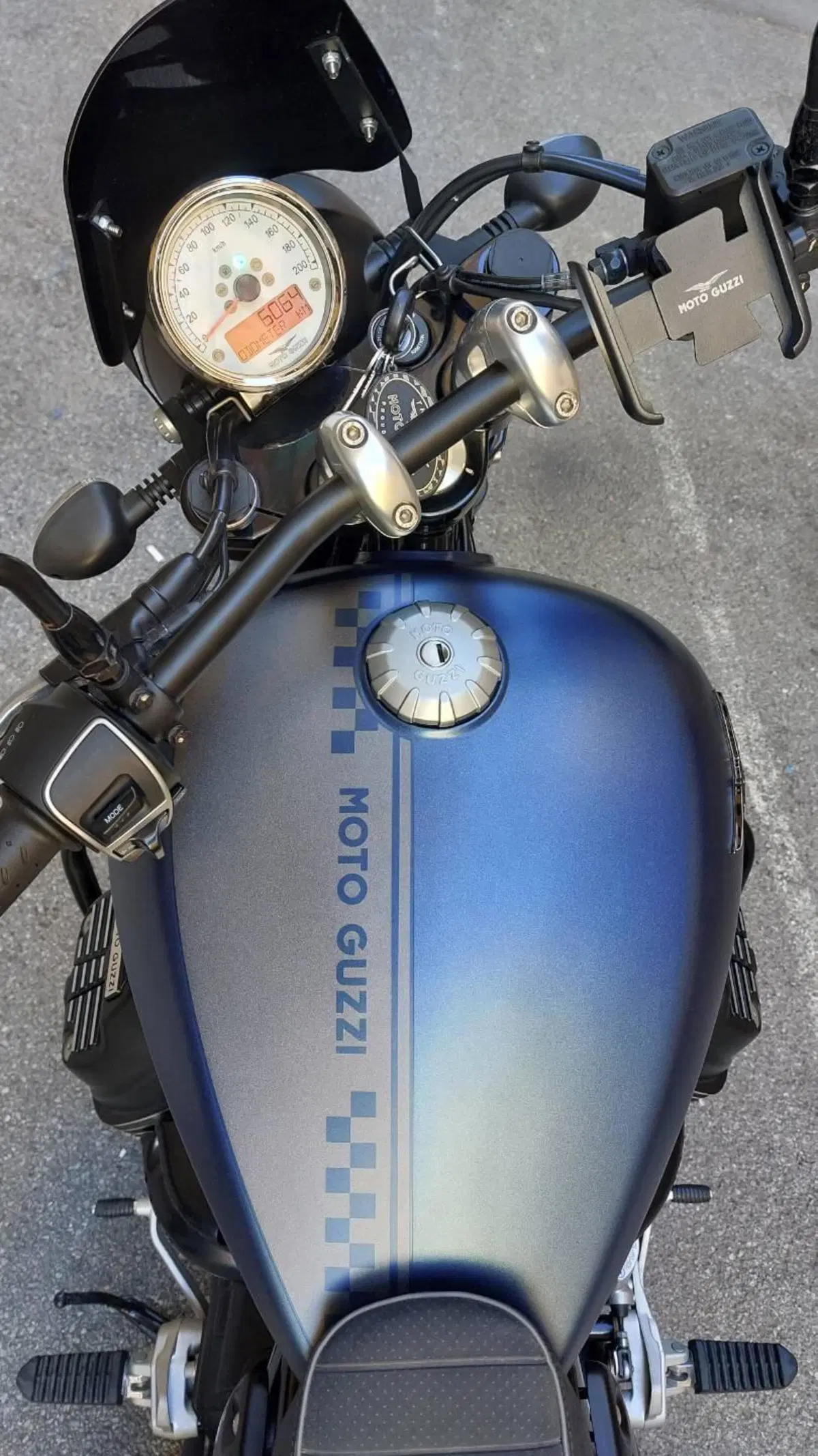 Moto Guzzi V9 Bobber (2018 - 20) (2)
