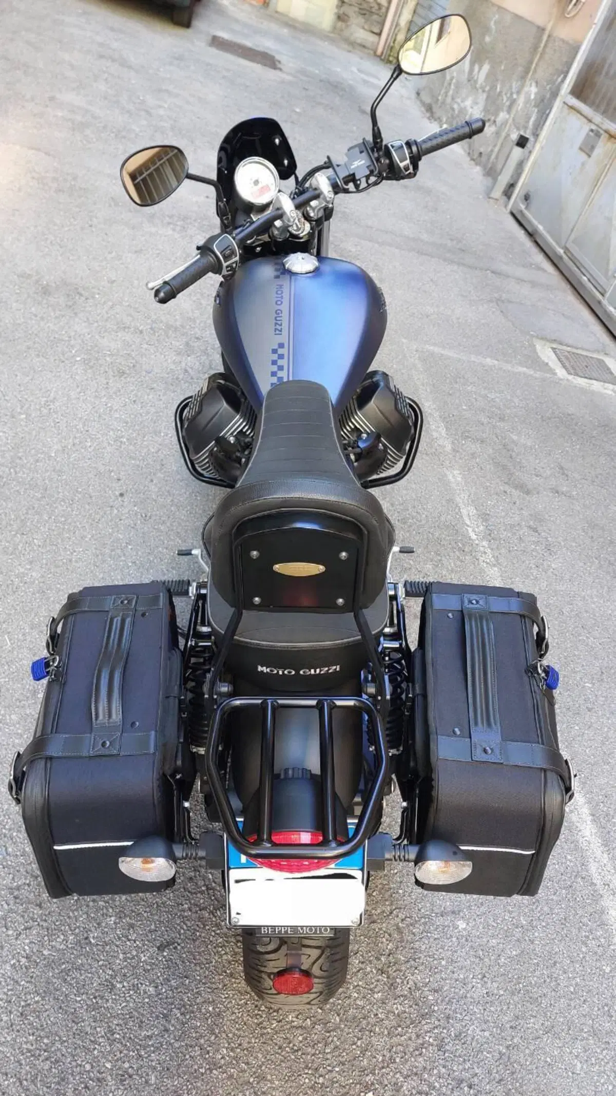 Moto Guzzi V9 Bobber (2018 - 20) (4)