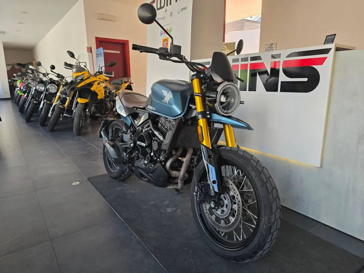 Moto Morini SEIEMMEZZO SCR (2022 - 26) (2)