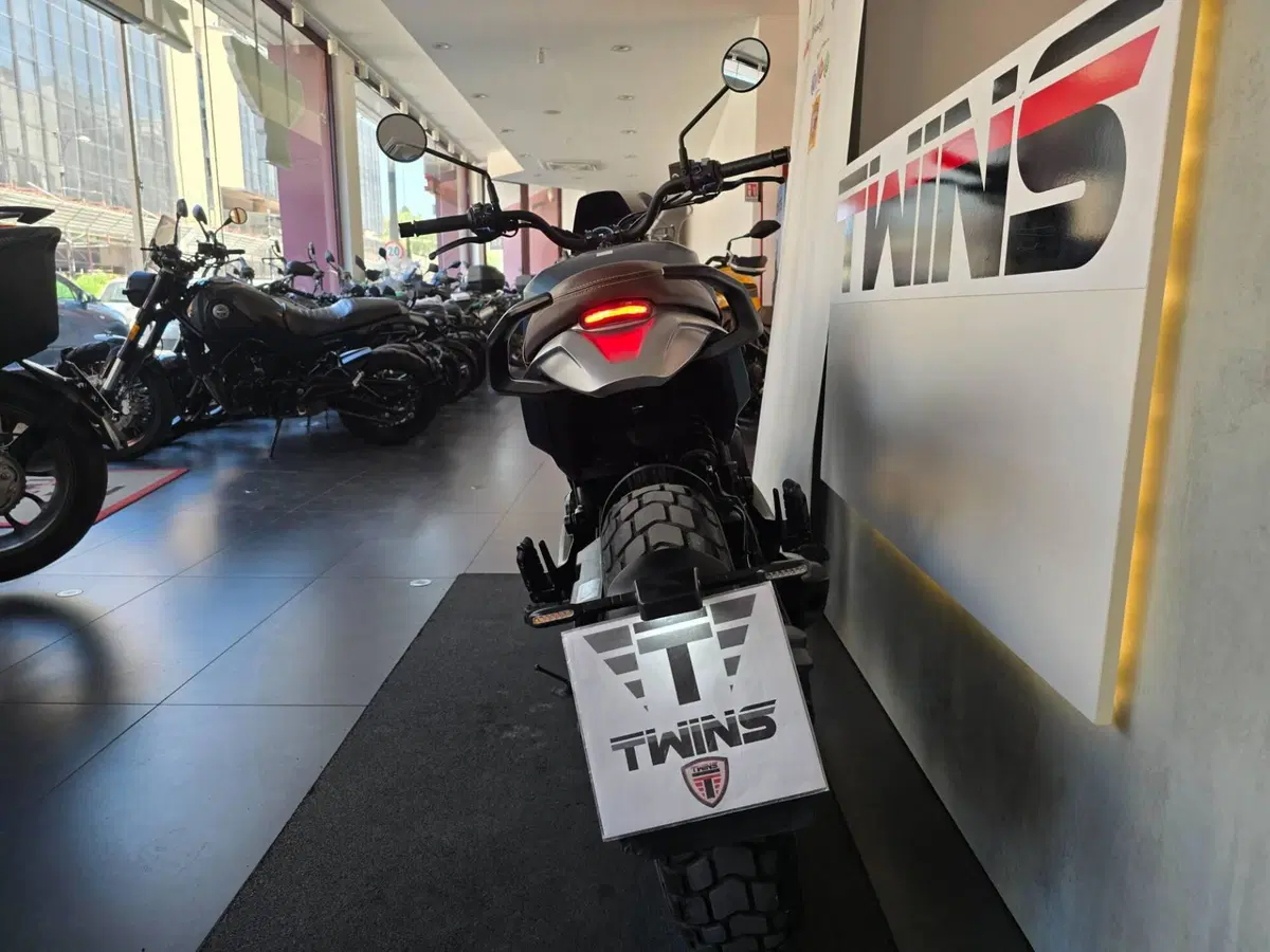 Moto Morini SEIEMMEZZO SCR (2022 - 26) (7)