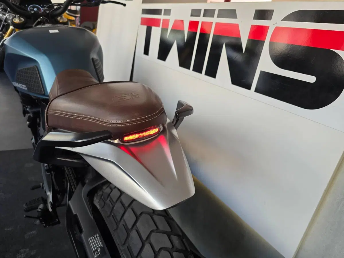Moto Morini SEIEMMEZZO SCR (2022 - 26) (10)