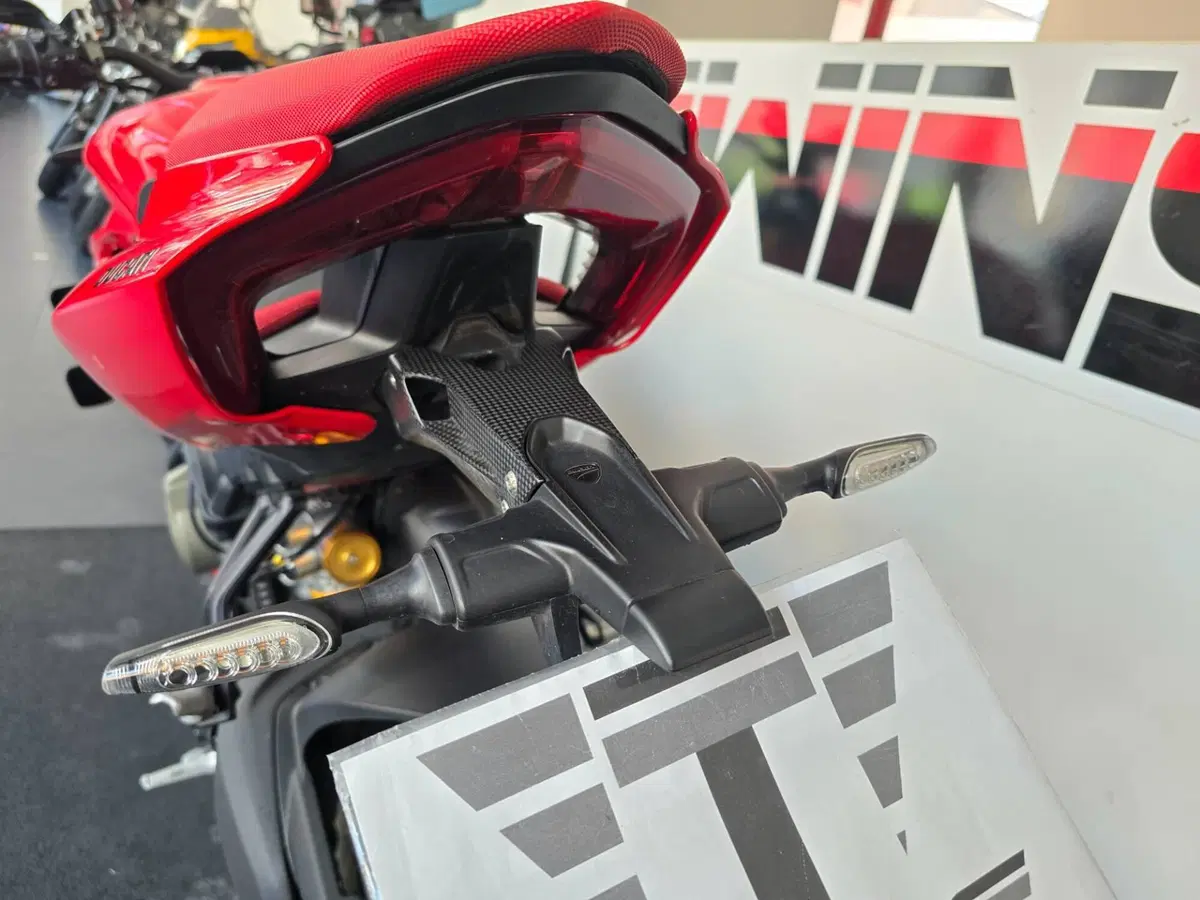 Ducati Streetfighter V4 S (2023 - 24) (12)