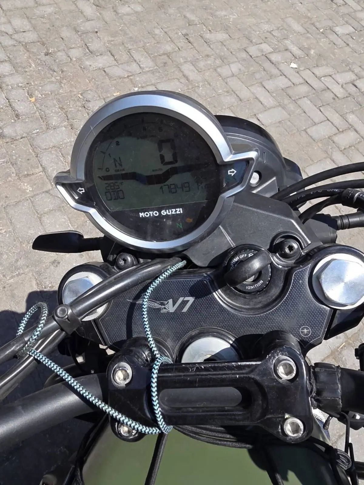 Moto Guzzi V7 Stone (2021 - 24) (5)