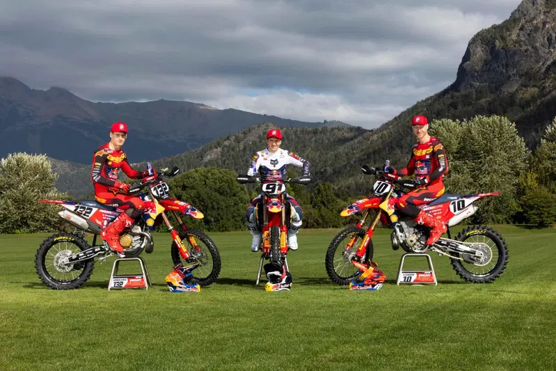 La squadra Ducati MXGP 2026. Da sinistra Andrea Bonacorsi, che dovrebbe rimanere nel 2027, Jeremy Seewer, che si &egrave; separato da Ducati nel corso di questa stagione, e Calvin Vlaanderen che dovrebbe abbandonare il team a fine stagione