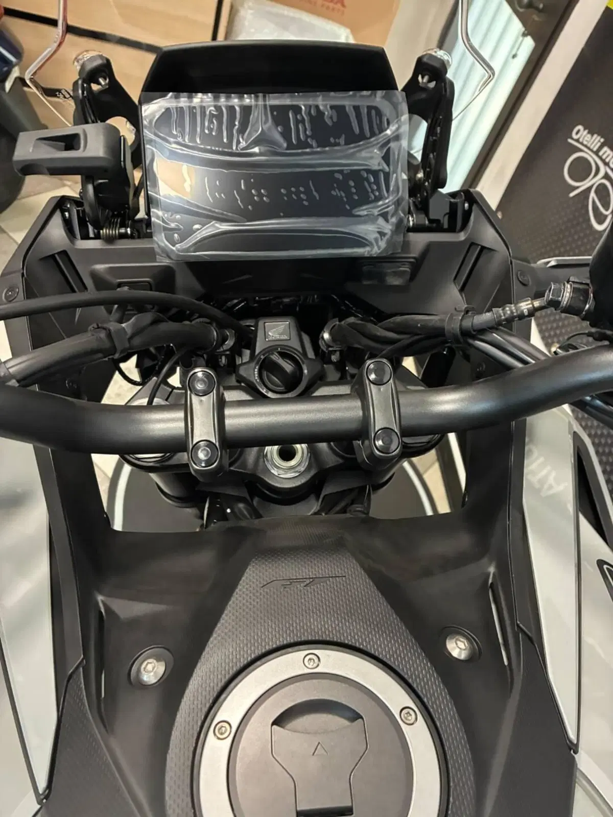 Honda CB 1000 GT (2026) (4)