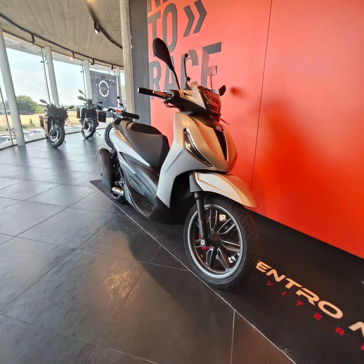 Piaggio Beverly 300 Hpe (2021) (6)