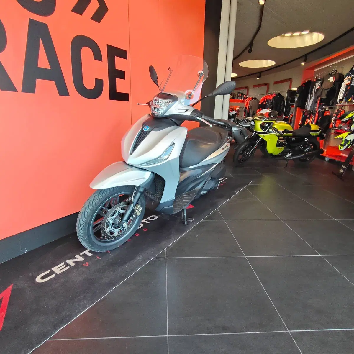 Piaggio Beverly 300 Hpe (2021) (9)