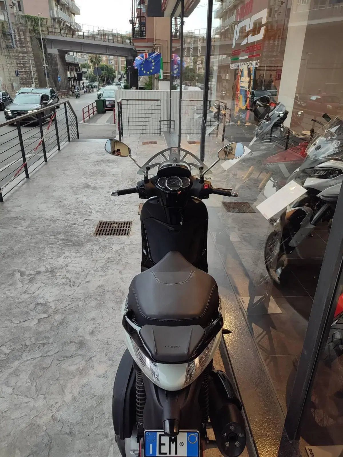 Piaggio Beverly 350 ABS (2016 - 20) (4)