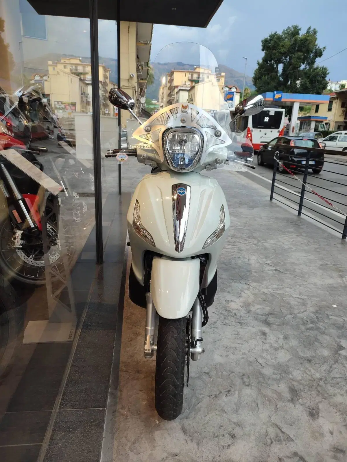 Piaggio Beverly 350 ABS (2016 - 20) (2)