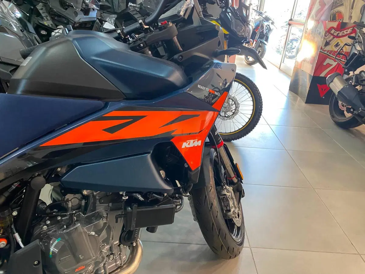 KTM 890 SMT (2026) (5)