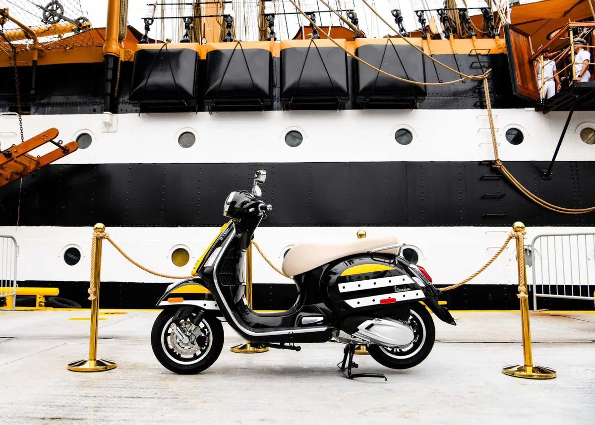La Vespa sbarca a New York con l'Amerigo Vespucci (2)