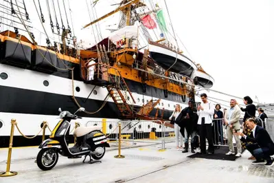La Vespa sbarca a New York con l'Amerigo Vespucci