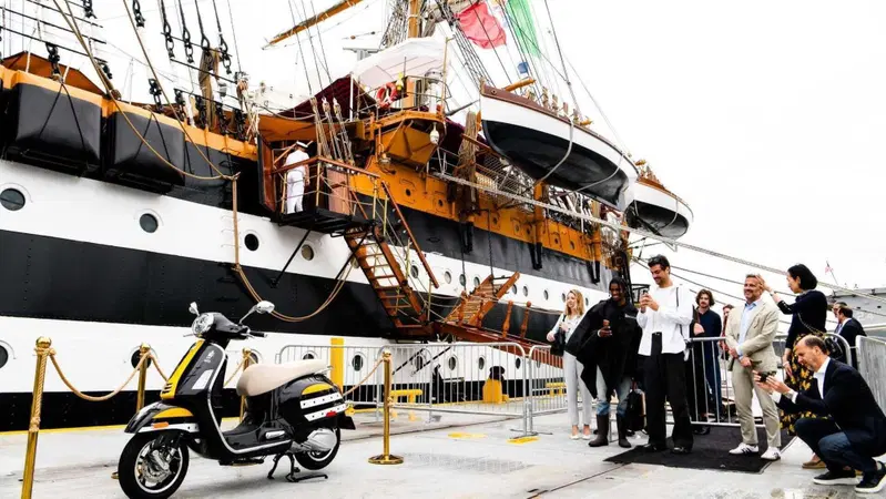 La Vespa sbarca a New York con l'Amerigo Vespucci