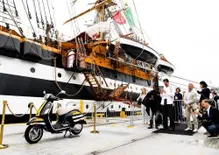 La Vespa sbarca a New York con l'Amerigo Vespucci