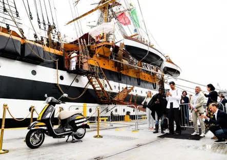 La Vespa sbarca a New York con l'Amerigo Vespucci