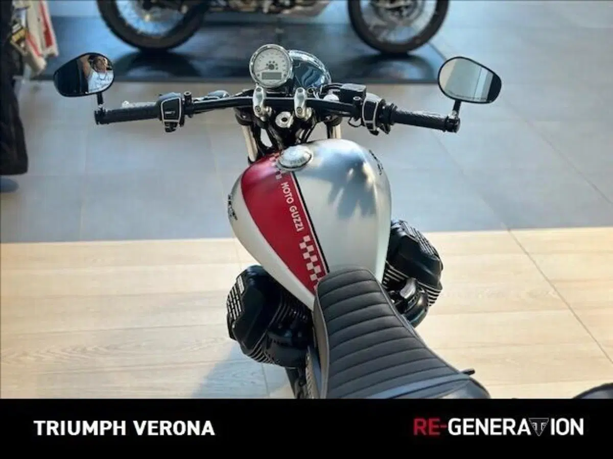 Moto Guzzi V9 Bobber (2018 - 20) (4)