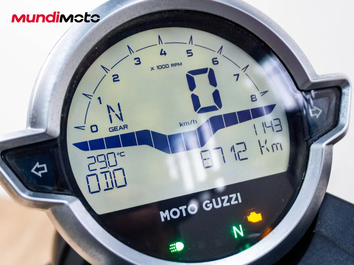 Moto Guzzi V9 Bobber (2016 - 18) (12)