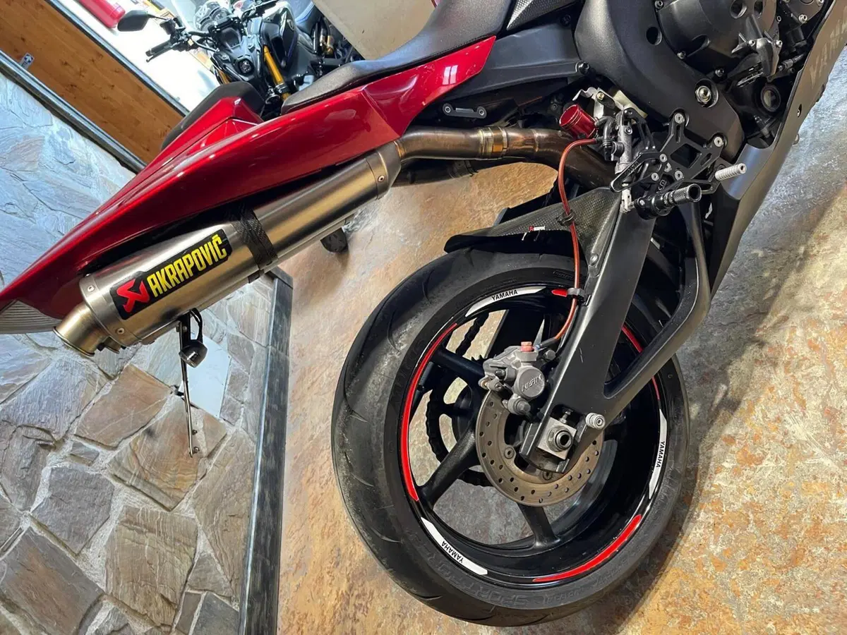 Yamaha YZF R1 (2004 - 05) (13)