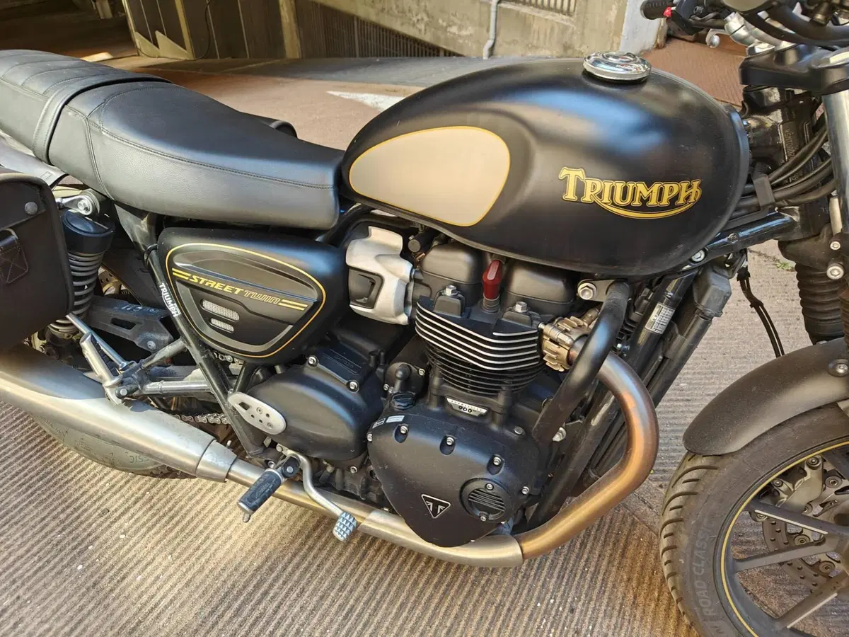 Triumph Street Twin 900 (2021 - 22) (2)