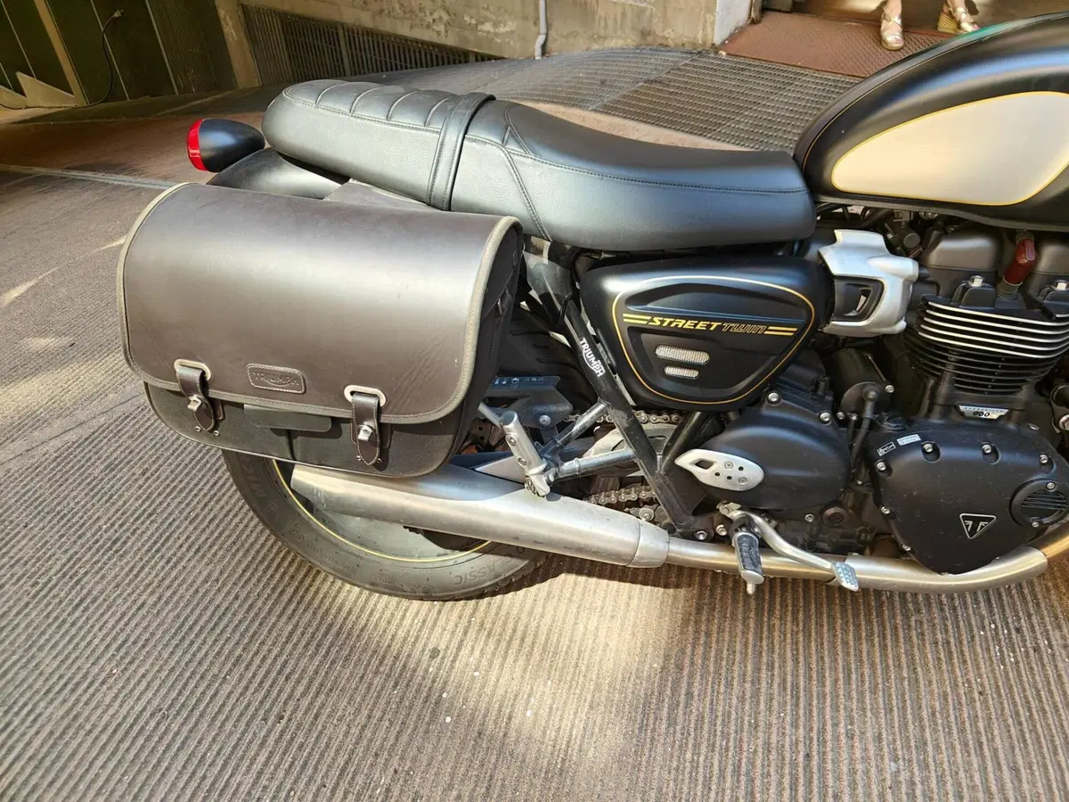 Triumph Street Twin 900 (2021 - 22) (3)