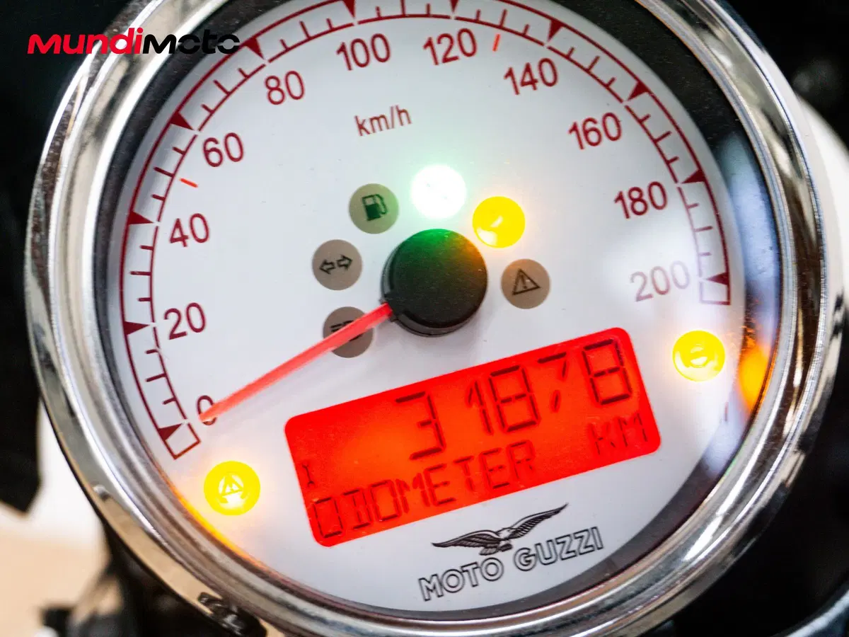 Moto Guzzi V9 Bobber (2016 - 18) (12)