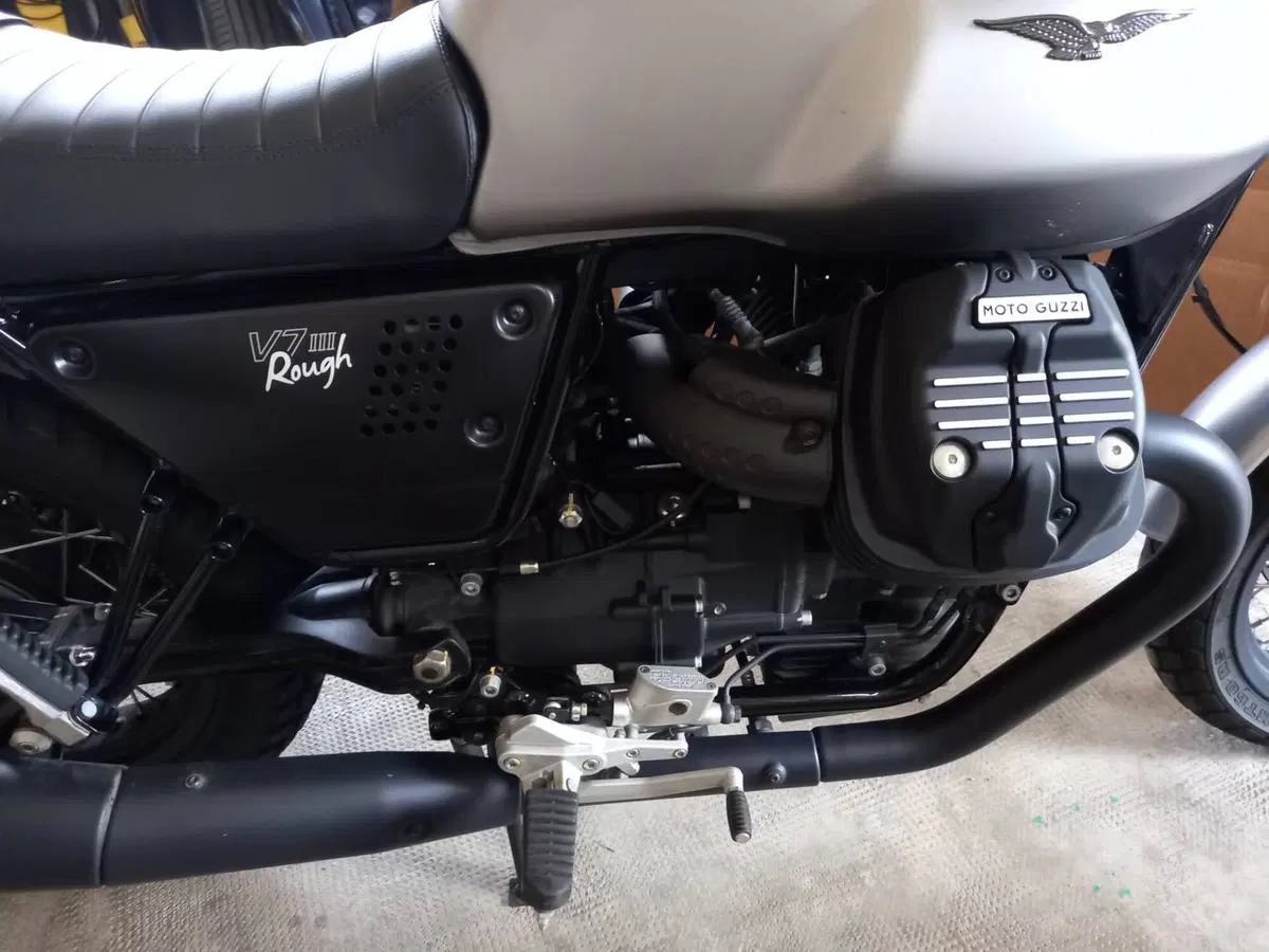 Moto Guzzi V7 III Rough (2018 - 20) (2)