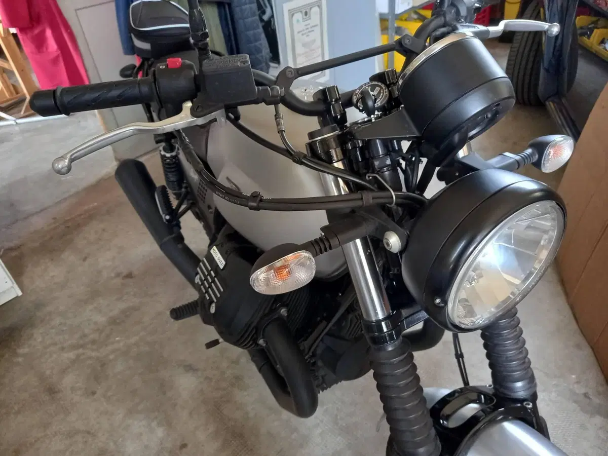 Moto Guzzi V7 III Rough (2018 - 20) (3)