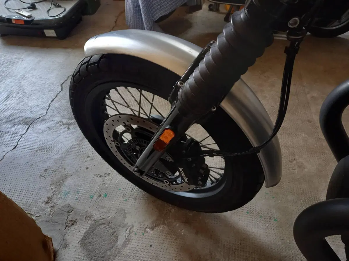Moto Guzzi V7 III Rough (2018 - 20) (4)
