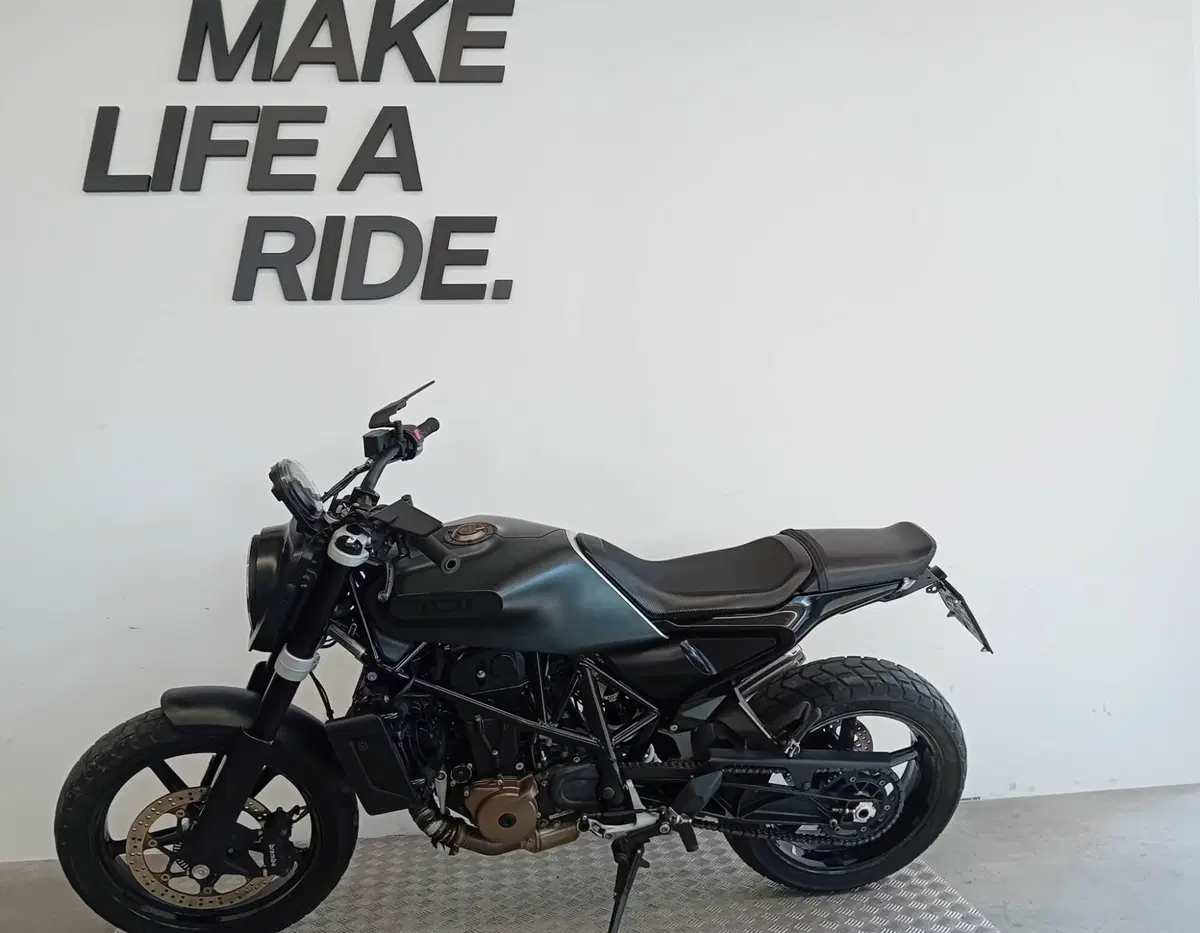 Husqvarna Svartpilen 701 (2020) (2)