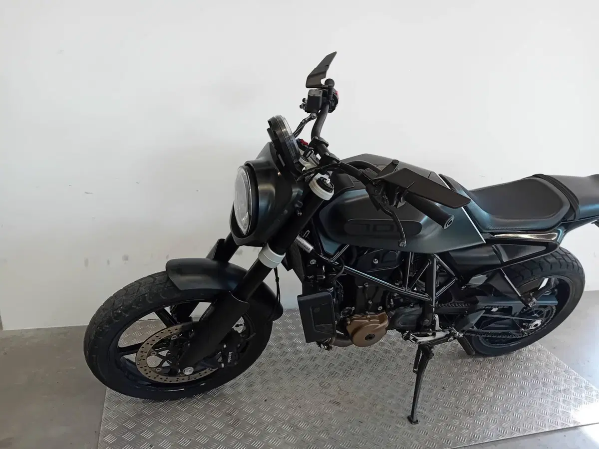 Husqvarna Svartpilen 701 (2020) (4)