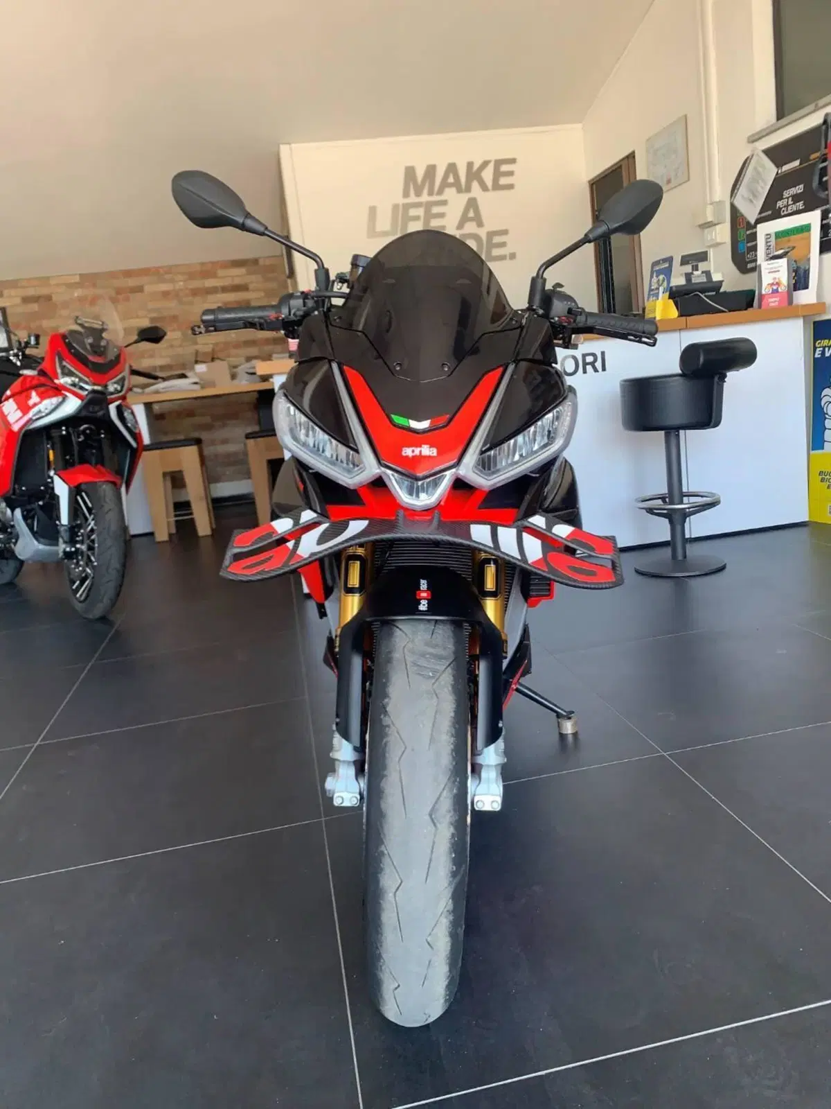 Aprilia Tuono V4 Factory (2021 - 24) (2)