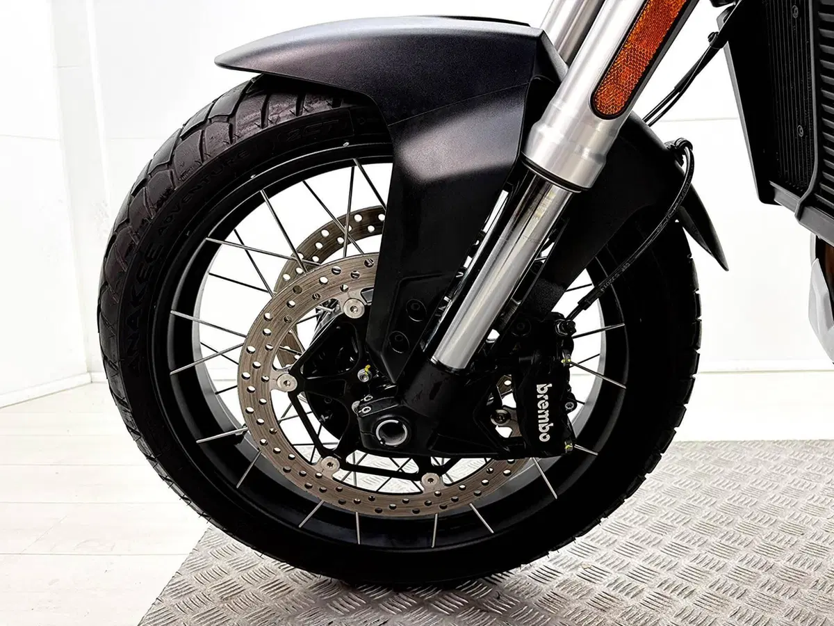 Moto Guzzi Stelvio (2024 - 26) (13)