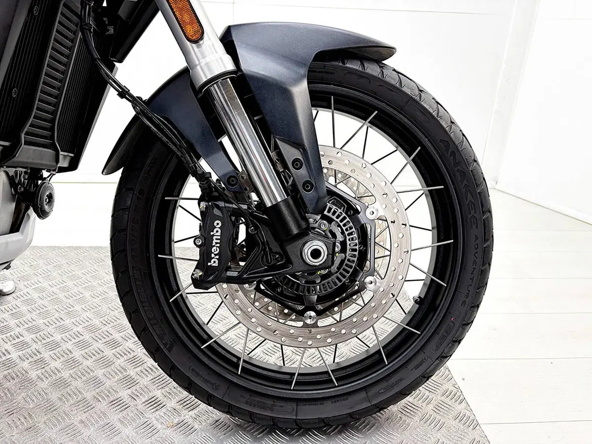 Moto Guzzi Stelvio (2024 - 26) (12)