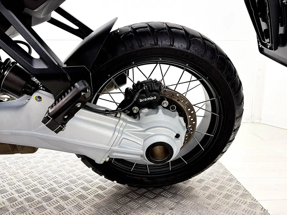 Moto Guzzi Stelvio (2024 - 26) (18)