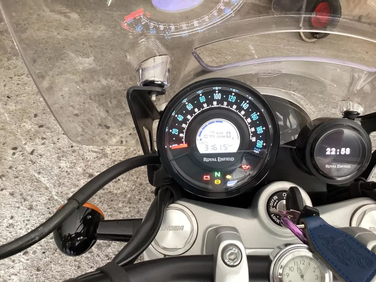 Royal Enfield Super Meteor 650 (2023 - 26) (8)