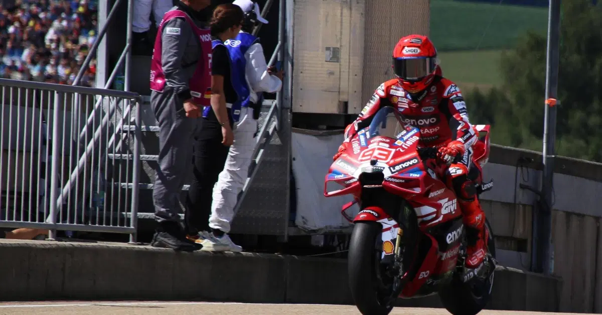 MotoGP 2026. GP di Germania. Marc M&aacute;rquez, pole e record! Brutto highside per Marco Bezzecchi: clavicola rotta [CLASSIFICA]