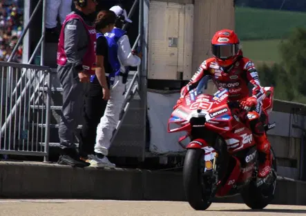 Marc Márquez, pole e record! Brutto highside per Marco Bezzecchi: clavicola rotta [CLASSIFICA]