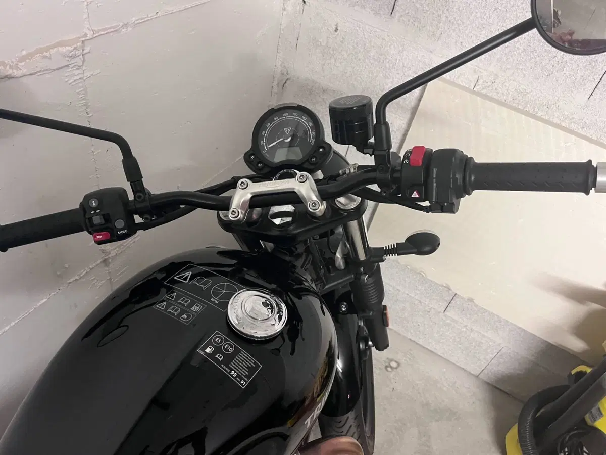 Triumph Street Twin 900 (2019 - 20) (4)