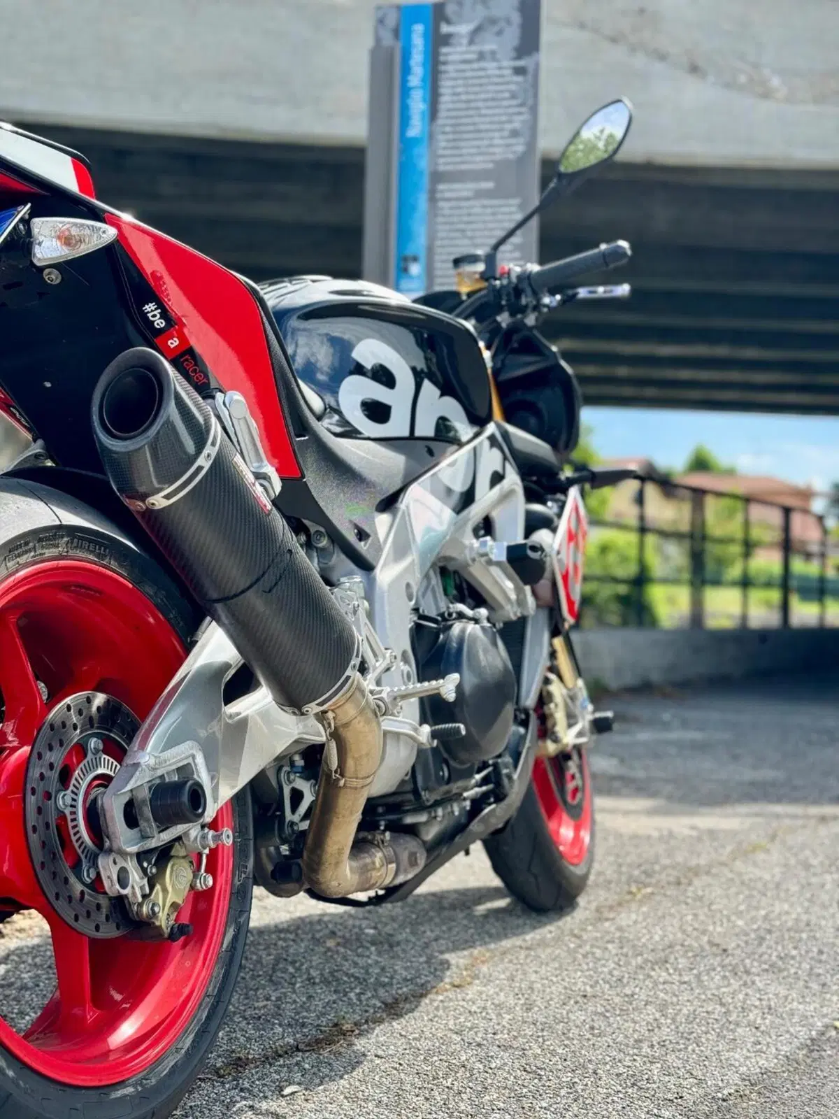 Aprilia Tuono V4 Factory (2015 - 17) (6)