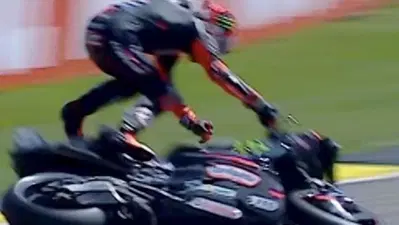 MotoGP 2026. GP di Germania. Brutta caduta per Marco Bezzecchi: clavicola rotta, si deve operare [VIDEO]
