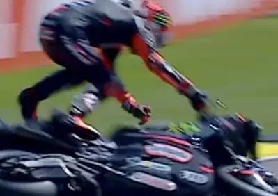 MotoGP 2026. GP di Germania. Brutta caduta per Marco Bezzecchi: clavicola rotta, si deve operare [VIDEO]