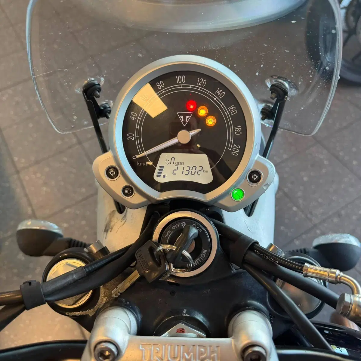 Triumph Street Twin 900 (2017 - 18) (4)