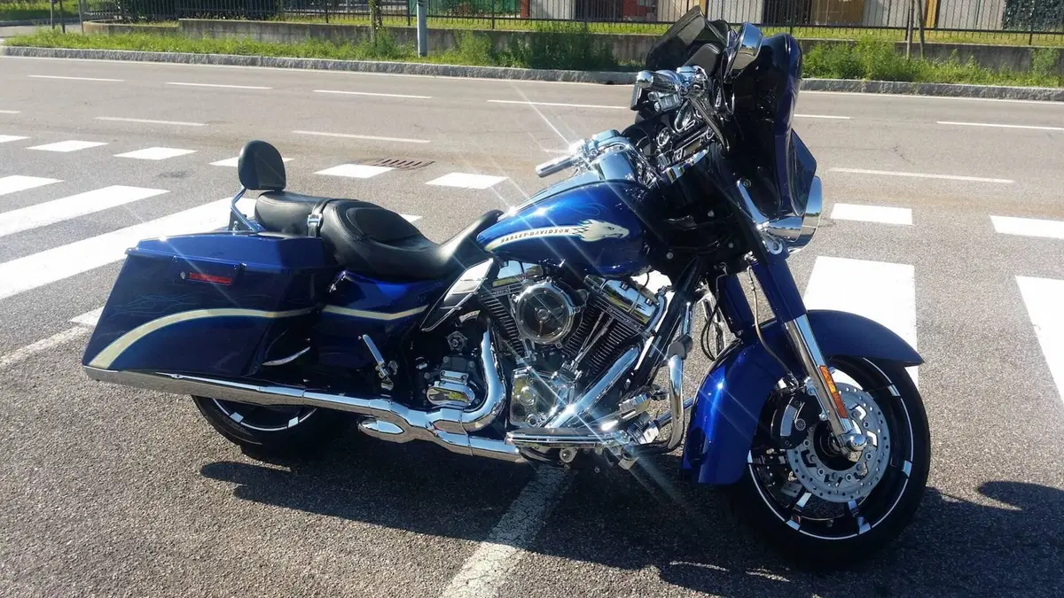 Harley-Davidson 1800 Street Glide (2010 - 11) - FLHXSE (2)
