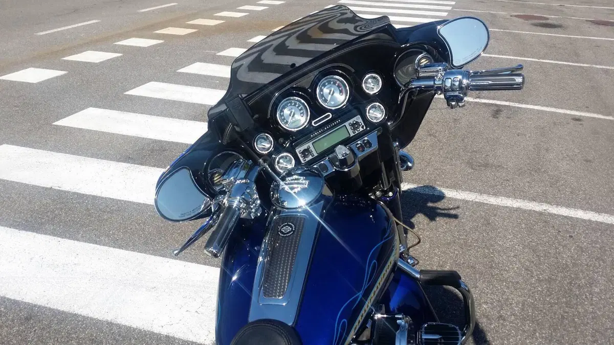 Harley-Davidson 1800 Street Glide (2010 - 11) - FLHXSE (4)