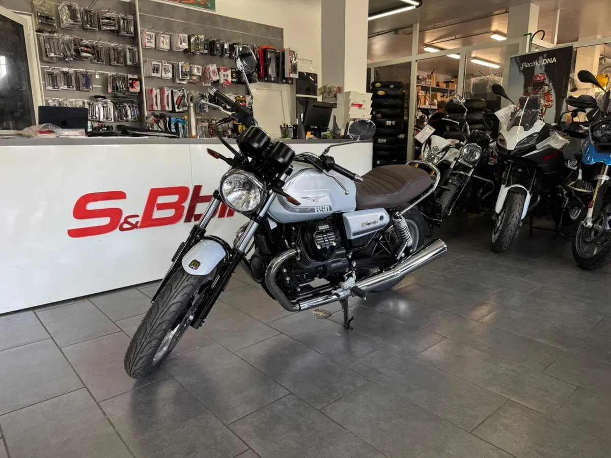 Moto Guzzi V7 Special (2021 - 24) (2)