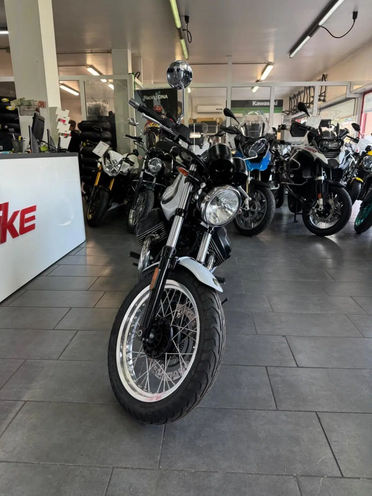 Moto Guzzi V7 Special (2021 - 24) (3)